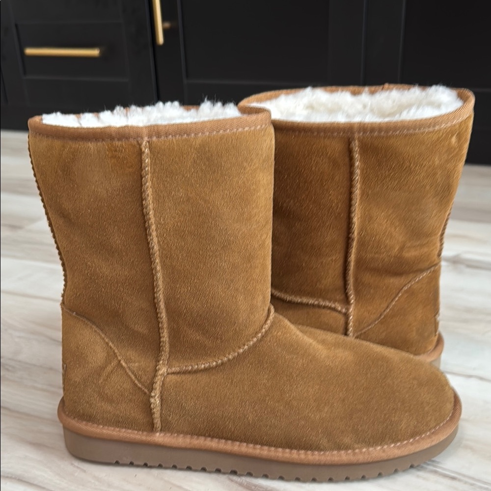 Koolaburra by UGG Koola Short Boot Chestnut Faux Fur Suede Boots Women's Size 9
